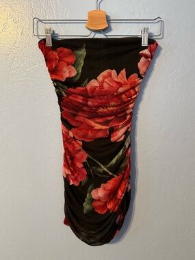 Windsor Black Garment with White Logo Tag